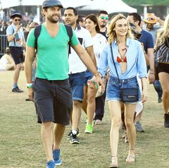 Diane Kruger und Joshua Jackson geben sich die Hand um verliebt wie am ersten Tag über das Festivalgelände zu spazieren.