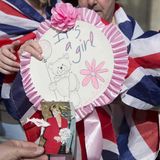 17. April 2015  Die ersten Royal-Fans sind in Stellung gegangen vor dem Krankenhaus und sind schon bestens ausgerüstet. Offenbar setzen sie - wie die meisten Briten - auf die Geburt eines Mädchens.