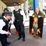 27. April 2015  Polizisten staunen nicht schlecht über das Bild eines Fans. Es zeigt Herzogin Catherine, schwanger, mit Prinz George und einem Esel.