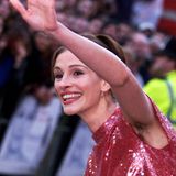 Sie steht Patin für den Achselskandal und wird das Bild, das 1999 auf der Filmpremiere zu "Notting Hill" in London entstand, nicht mehr los. Schauspielerin Julia Roberts wundert sich noch heute über den weltweiten Wirbel: "Es war, als hätte ich einen Chinchilla unter dem Arm gehabt."