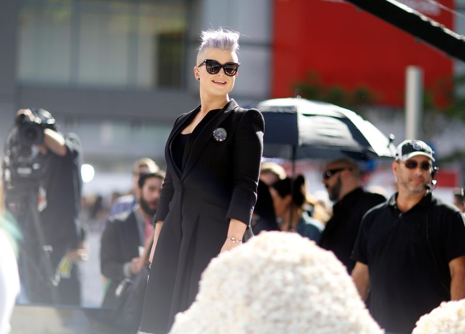 Kelly Osbourne kommt frisch frisiert und ganz in Schwarz zu den "MTV Movie Awards". Kelly Osbourne kommt frisch frisiert und ganz in Schwarz zu den "MTV Movie Awards".