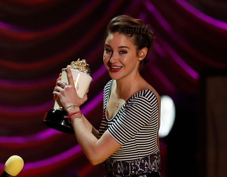 Das MTV-Publikum mag Shailene Woodleys Performance in "Das Schicksal ist ein mieser Verräter" und wählt sie zur besten Darstellerin. Das MTV-Publikum mag Shailene Woodleys Performance in "Das Schicksal ist ein mieser Verräter" und wählt sie zur besten Darstellerin.