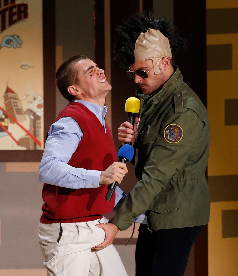 Zac Efron scherzt mit seinem "Bad Neighbours"-Kollegen Dave Franco. Efron räumt zum zweiten Mal in Folge den Preis für die beste Oben-ohne-Darbietung im Film ab.
