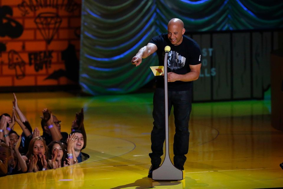 Vin Diesel darf auch einen Preis überreichen. Vin Diesel darf auch einen Preis überreichen.
