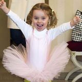 Mini-Ballerina Sole Trussardi hat sichtlich Spaß an ihrem farbenfrohen Outfit. Um so süß darin auszusehen, gehört aber auch eine große Portion Schönheit von Mama Michelle Hunziker dazu.