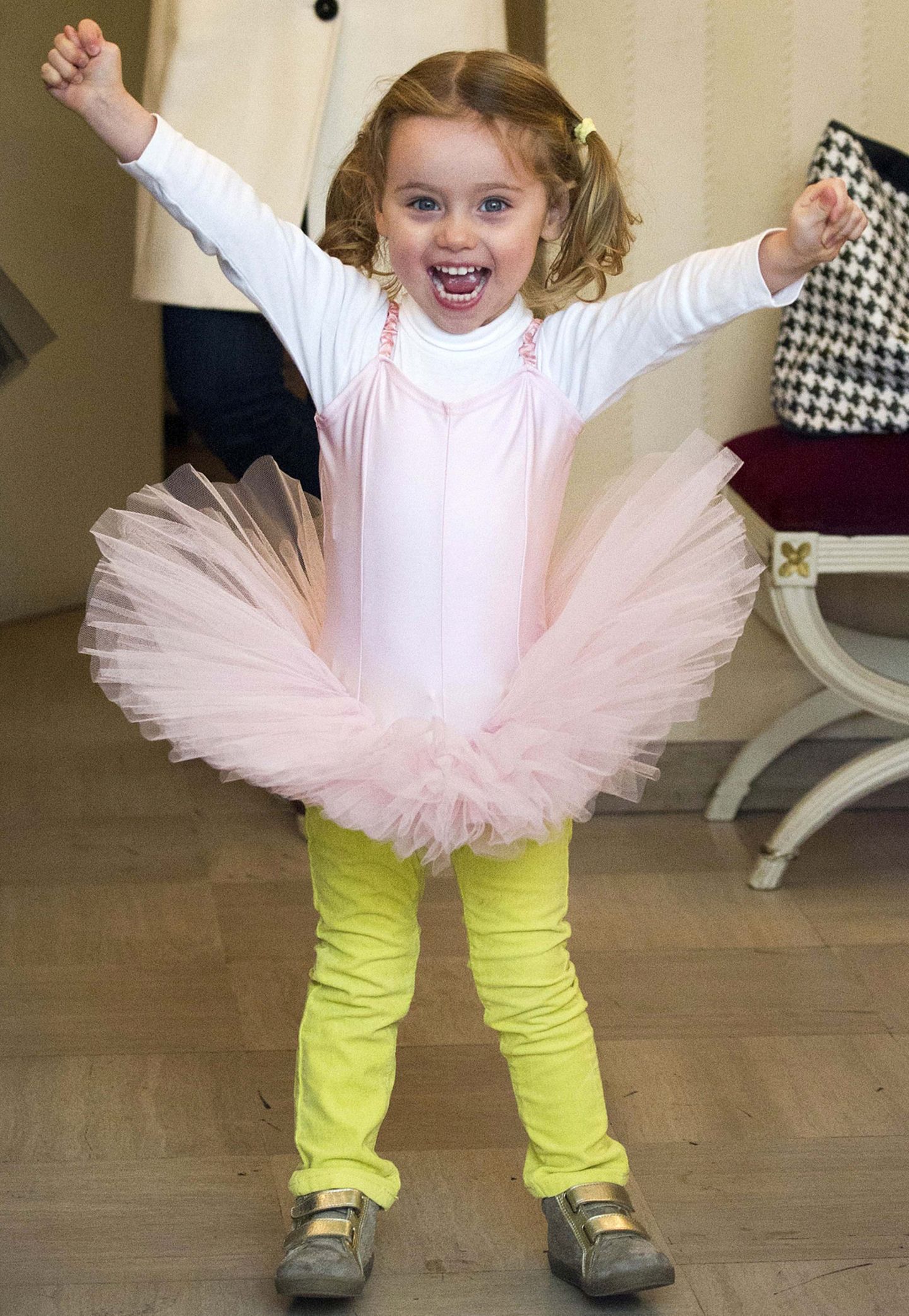 Mini-Ballerina Sole Trussardi hat sichtlich Spaß an ihrem farbenfrohen Outfit. Um so süß darin auszusehen, gehört aber auch eine große Portion Schönheit von Mama Michelle Hunziker dazu.