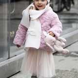 Wie eine kleine Prinzessin spaziert Sole Trussardi im rosafarbenen Mädchentraum-Outfit mit Teddy-Jacke und Tutu durch den grauen Matsch.