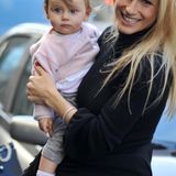Michelle Hunziker kann so stolz sein auf ihre süße Tochter Sole, und mit altrosa Cardigan und grauer Jeans ist sie auch ganz bezaubernd gekleidet.