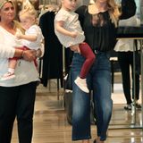Beim Shopping-Trip mit Mama Michelle Hunziker tragen ihre beiden Mädchen Sole und Celeste einen süßen Partnerlook: rote Leggings und ein gepunktetes Blüschen.