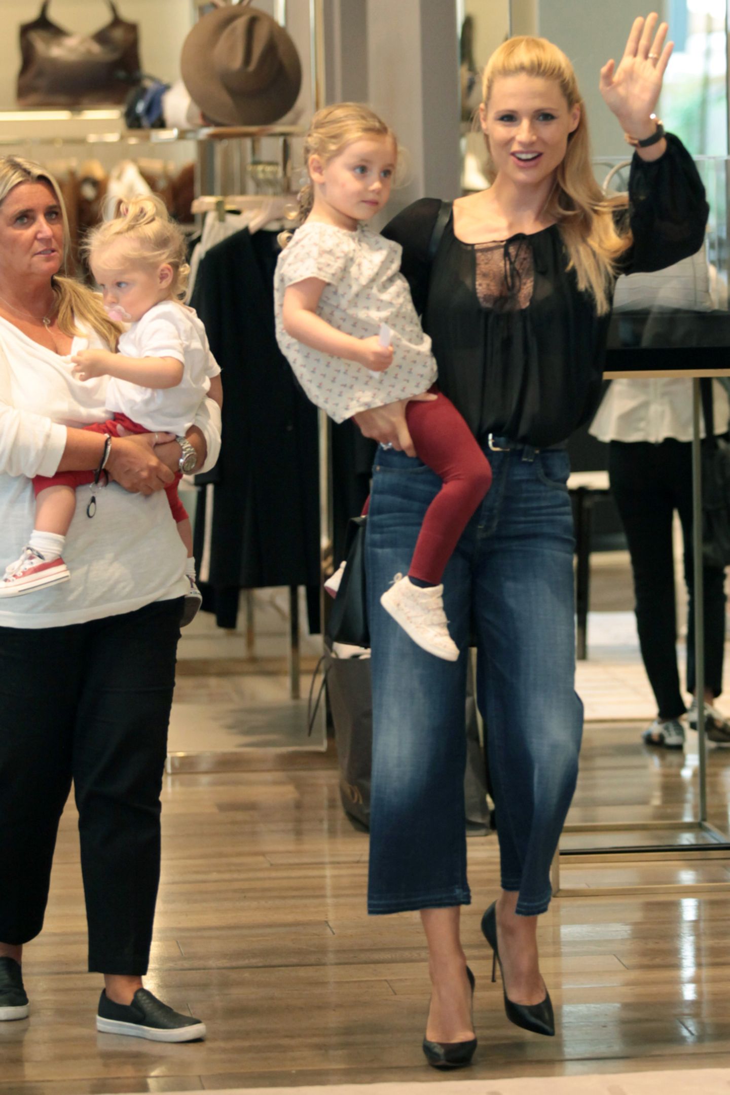 Beim Shopping-Trip mit Mama Michelle Hunziker tragen ihre beiden Mädchen Sole und Celeste einen süßen Partnerlook: rote Leggings und ein gepunktetes Blüschen.