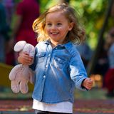 Die Sonne geht auf! Im sportlichen Jeans-Look tobt Michelle Hunzikers bezaubernde Tochter Sole Trussardi ausgelassen über den Spielplatz in Mailand.