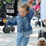 Ein Jeans-Outfit wie das von Sole Trussardi ist nicht nur süß, sondern auch bestens für einen Tag auf dem Spielplatz geeignet.
