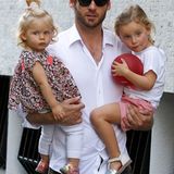 Papa Tomaso Trussardi trägt seine beiden Töchter Celeste (links) und Sole auf dem Arm.