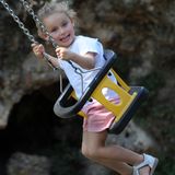Wie süß! Die kleine Sole hat beim Schaukeln offenbar viel Spaß. Bei den sommerlichen Temperaturen in Mailand trägt die Zweijährige eine schlichtes weißes Shirt und eine praktische rosa Shorts mit passenden Sandalen.
