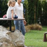 Hach, sind die drei nicht süß? Michelle Hunziker ist mit ihrer Familie im italienischen Örtchen Mapello unterwegs. Hündchen Lilly darf dabei nicht fehlen.