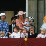 Familienähnlichkeit der jüngeren Royals? Bei "Trooping the Colour" 1985 schauen Zara Phillips, Lord Frederick Windsor, Prinz William, Peter Phillips und Lady Gabriella Windsor gemeinsam in den Himmel und auf die Flugzeuge. Prinzessin Diana hat den kleinen Harry auf dem Arm.