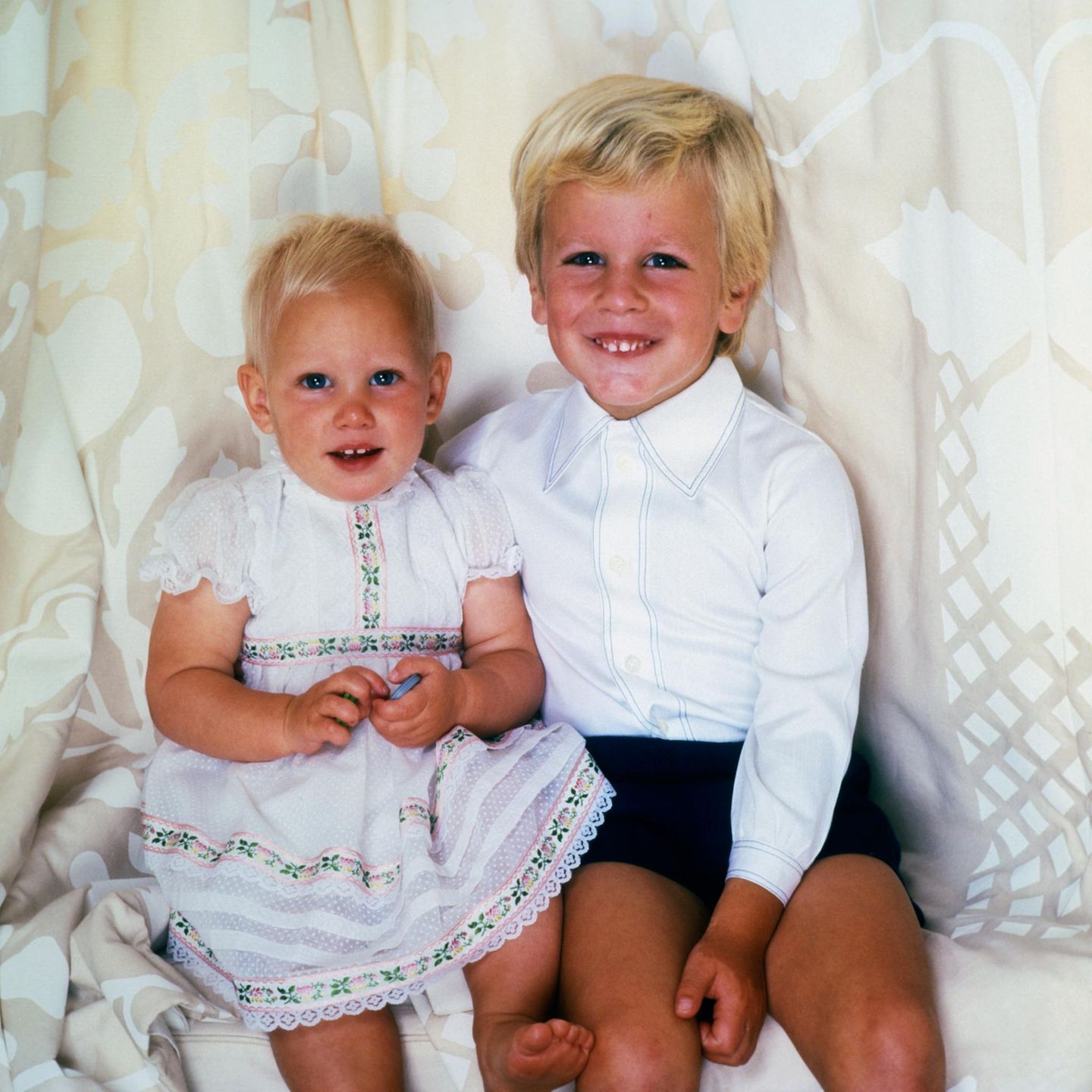 Diese beiden Blondschöpfe sind Zara und Peter Phillips, der Kinder von Prinzessin Anne und ihrem Mann Mark Phillips.   Beide sind bereits Eltern und so kann man vergleichen, wie sich die windsorschen Gene in der nächsten Generation durchgesetzt haben.