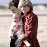 Prinzessin Diana trägt ihren Erstgeborenen, der rund acht Monate alt ist, auf dem Arm. Wie sah ihr Enkelsohn in diesem Alter aus?