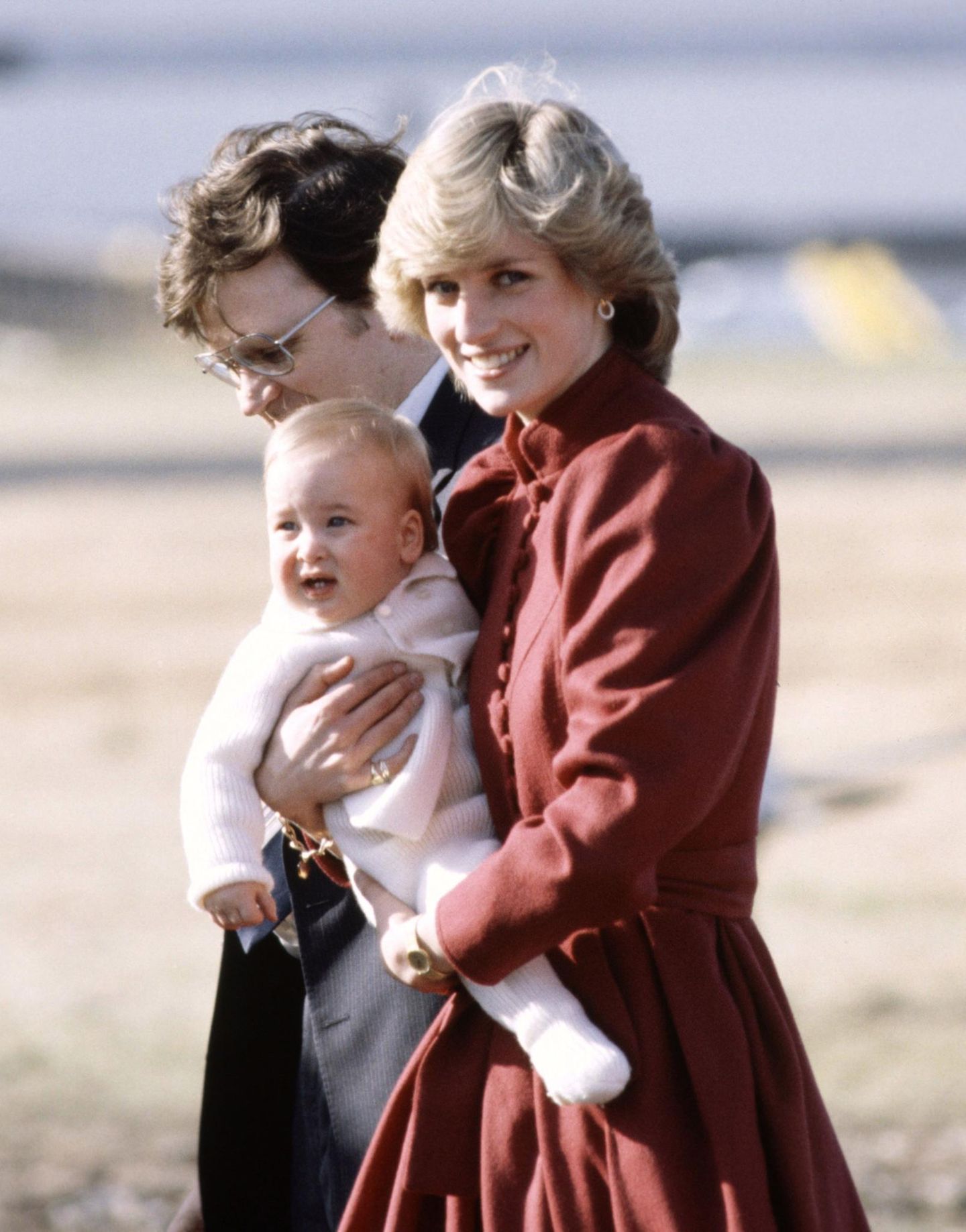 Prinzessin Diana trägt ihren Erstgeborenen, der rund acht Monate alt ist, auf dem Arm. Wie sah ihr Enkelsohn in diesem Alter aus?