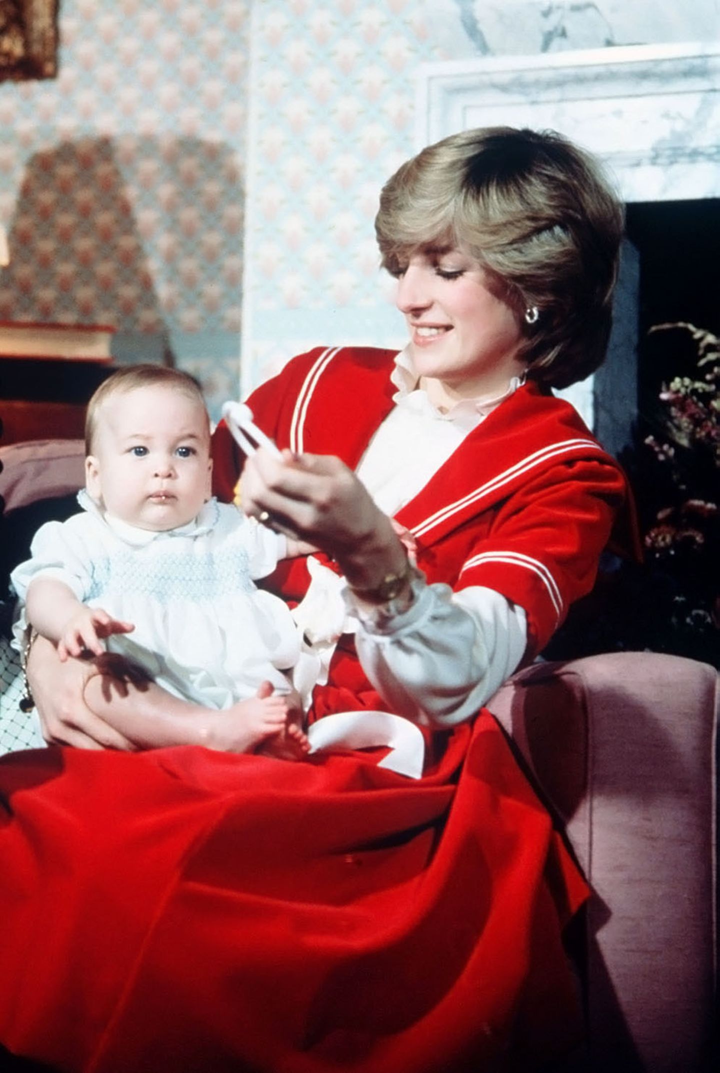 Weihnachten 1982 feiert Prinzessin Diana mit Söhnchen William im Kensington Palace. Richtig festlich scheint der kleine Prinz aber nicht gestimmt zu sein.