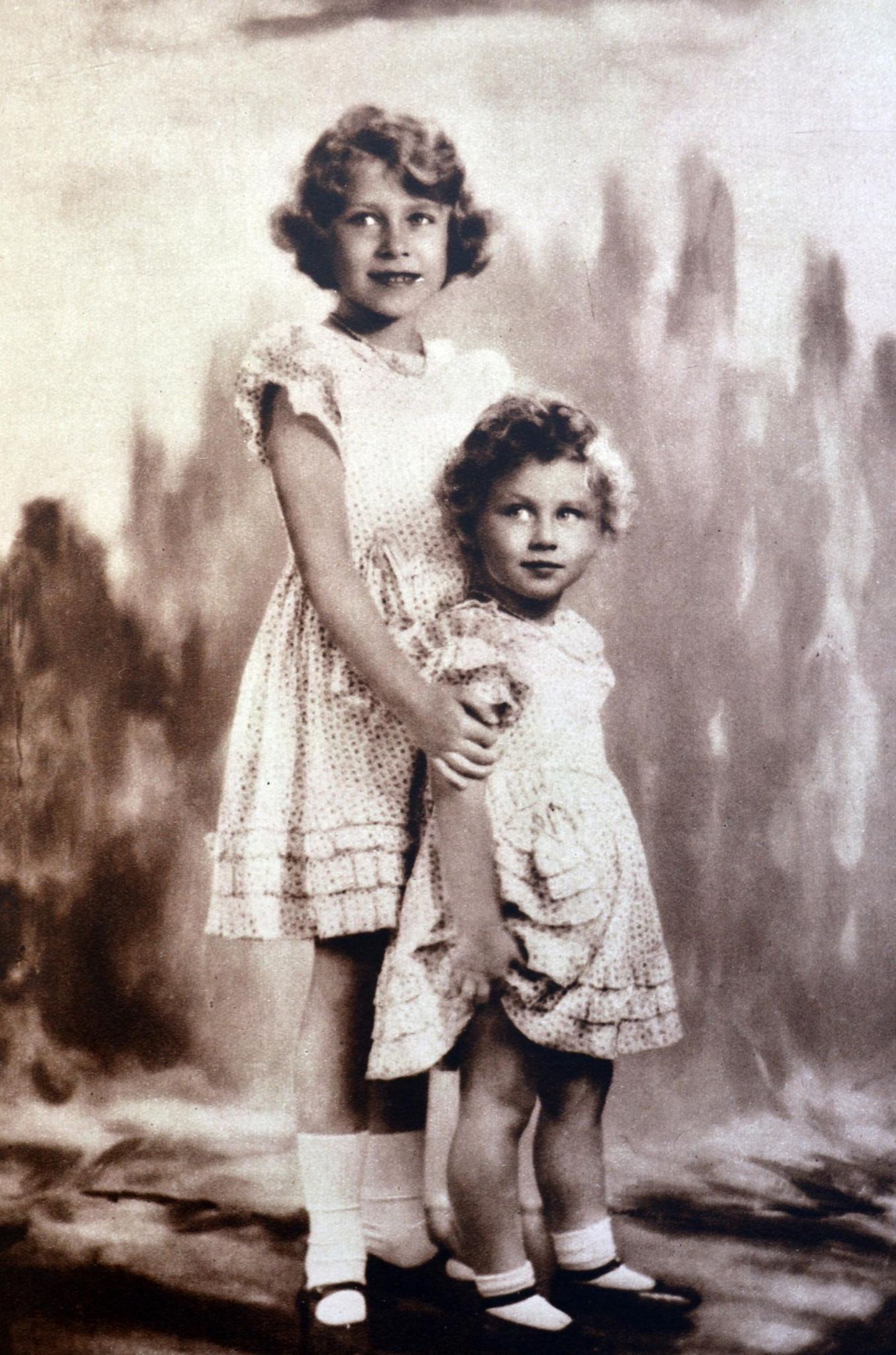 Prinzessin Elizabeth, die heutige Queen, und ihre Schwester Prinzessin Margret posieren 1933 gemeinsam für ein Bild. Elizabeth ist sieben, ihre Schwester drei Jahre alt.