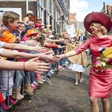 Auch Königin Máxima bekommt viele kleine Aufmerksamkeiten der Untertanen überreicht, als sie in Dordrecht durch die Straßen geht und Hände schüttelt.
