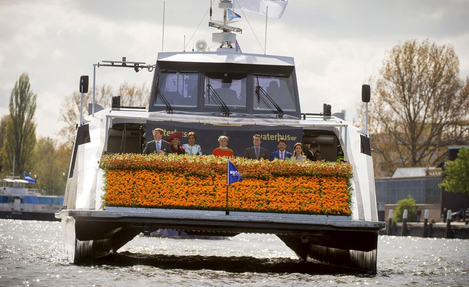 Schöne Aussichten für die königliche Familie bei ihrer Tour (v.l.) König Willem-Alexander, Königin Máxima, Prinzessin Marilene, Prinzessin Laurentien, Prinz Constantijn, und Prinz Bernhard.