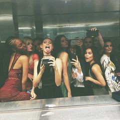 Kendall Jenner postet ein "Bathroom -Selfie". Mit dabei sind Zoe Kravitz, Cara Delevingne und Behati Prinsloo.