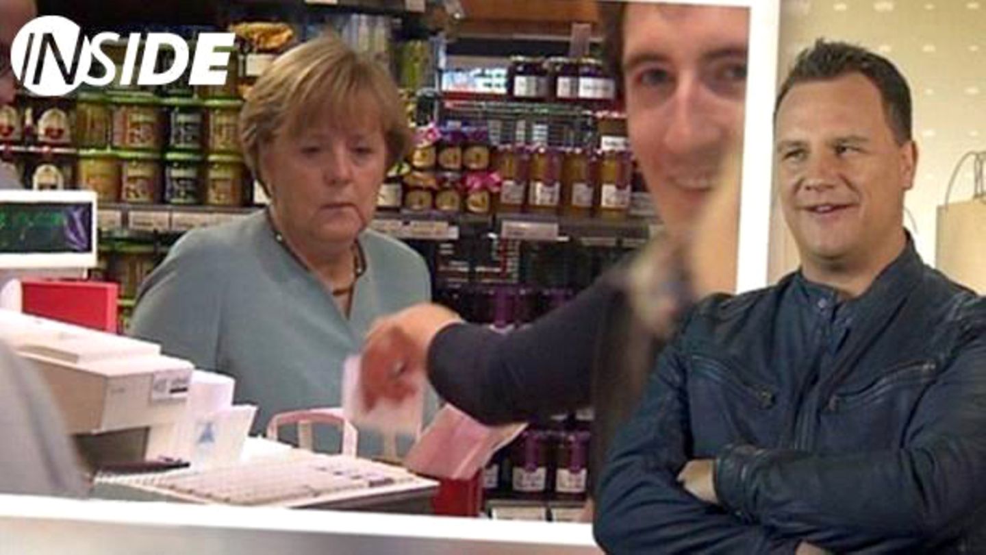 Auch nach Jahren bei "Shopping Queen" erlebt Kretschmer noch eine Überraschung. Die Kamera erfasst zufällig Kanzlerin Angela Merkel an einer Kaufhaus-Kasse.