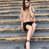 Wow! Schwarzer Lederrock, nudefarbene Seidenbluse und sexy High Heels - diesen stylischen Look postete Lena auf ihrem Instagram-Account.