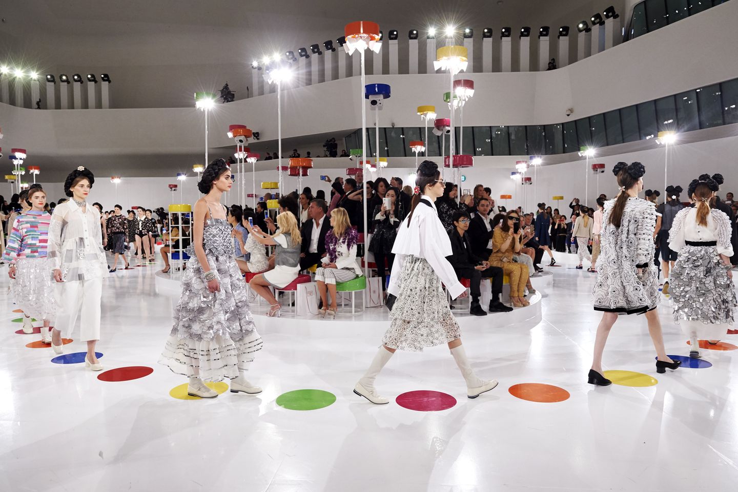 Für Chanels "Croisière Seoul 2015/16 Kollektion" hatte Kreativdirektor Karl Lagerfeld in den futuristisch anmutenden "Dongdaemun Design Plaza" der Stararchitektin Zaha Hadid ins südkoreanische Seoul eingeladen. Die Zwischenkollektion, die im November in die Läden kommt, soll die Brücke zwischen der Wintermode 15/16 und der Sommermode 2016 sein. Von der traditionellen koreanischen Kleidung inspiriert, hatte Lagerfeld farbenfrohe Patchworkmuster mit dem typischen Chanel-Twist entworfen.
