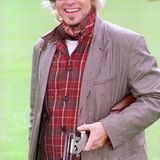 16. Mai 2003: Mit Hut und Flinte gewappnet schleicht Gottschalk durch britische Wälder.