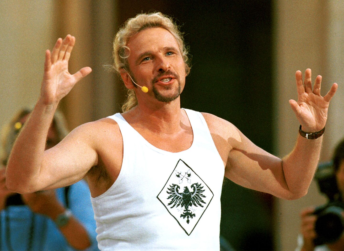 17. Juli 1999: Leger mit Bart und in Muskelshirt moderiert Gottschalk 'Wetten, dass...?' aus der Arena in Palma de Mallorca.