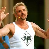 17. Juli 1999: Leger mit Bart und in Muskelshirt moderiert Gottschalk 'Wetten, dass...?' aus der Arena in Palma de Mallorca.