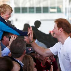 High Five: Harry begrüßt einen kleinen Fan.