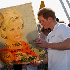 Ein rührendes Geschenk für den Prinzen: Harry bekommt ein Bilder seiner verstorbenen Mutter Lady Diana geschenkt.
