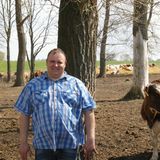 Der Brandenburger Swen, 40,kommt aus dem Landkreis Märkisch-Oderland und ist hauptberuflich Landwirt und kümmert sich um seine 130 Charolais-Rinder.    Alle Infos zu "Bauer sucht Frau'" im Special bei RTL.de: www.rtl.de/cms/sendungen/bauer-sucht-frau.html