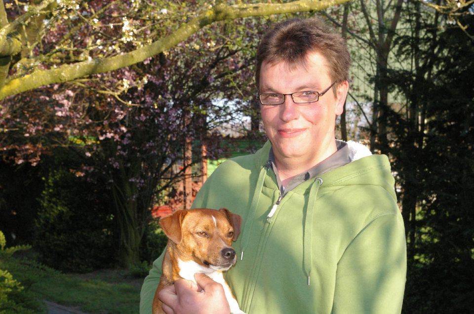 Thomas D., 37, aus Niedersachsen kümmert sich neben seiner hauptberuflichen Tätigkeit als Landmaschinenmechaniker um seine 25 Bullen und vier Pensionspferde sowie seinen Terrier Theo.    Alle Infos zu "Bauer sucht Frau'" im Special bei RTL.de: www.rtl.de/cms/sendungen/bauer-sucht-frau.html