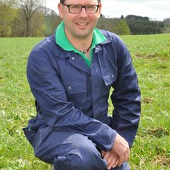 Der Belgier Bernd, 37, besitzt einen 50 Hektar großen Grünlandbetrieb mit rund 180 Kühen und Jungtieren in der Eifel.      Alle Infos zu "Bauer sucht Frau'" im Special bei RTL.de: www.rtl.de/cms/sendungen/bauer-sucht-frau.html