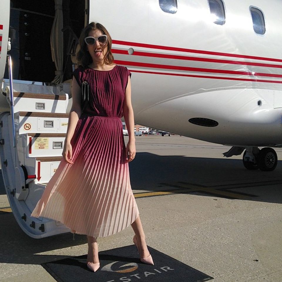 Oben spaßig, unten stylisch: Anna Kendricks seidiges Plisseekleid mit Farbverlauf ist nicht nur traumhaft schön, sondern auch bei heißen Temperaturen ein cooler Begleiter. Oben spaßig, unten stylisch: Anna Kendricks seidiges Plisseekleid mit Farbverlauf ist nicht nur traumhaft schön, sondern auch bei heißen Temperaturen ein cooler Begleiter.