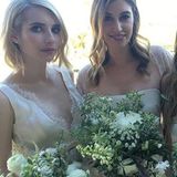 Emma Roberts (l.) bezaubert bei der Hochzeit ihrer Designerin als Brautjungfer.