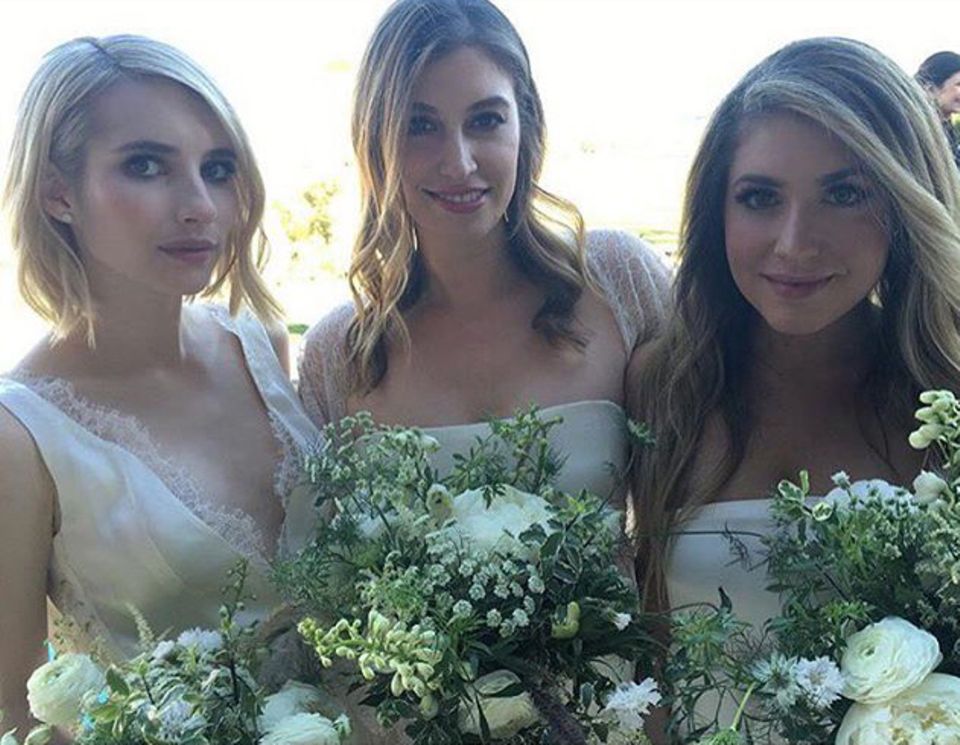 Emma Roberts (l.) bezaubert bei der Hochzeit ihrer Designerin als Brautjungfer.