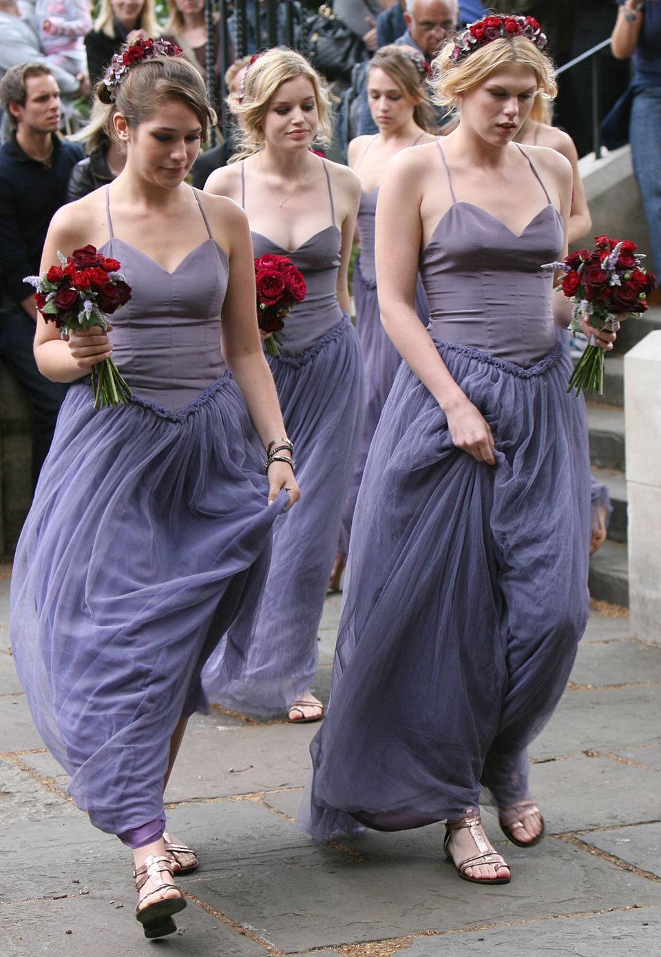 Leah Wood, die Tochter von Rolling-Stones-Gitarist Ronnie Wood, lässt ihre Brautjungfern Theodora und Alexandra Richards, Georgia May Jagger und "Girls"-Star Jemima Kirke" bei ihrer Londoner Hochzeit im Juni 2008 in lavendelfarbenen Kleidern auftreten. Leah Wood, die Tochter von Rolling-Stones-Gitarist Ronnie Wood, lässt ihre Brautjungfern Theodora und Alexandra Richards, Georgia May Jagger und "Girls"-Star Jemima Kirke" bei ihrer Londoner Hochzeit im Juni 2008 in lavendelfarbenen Kleidern auftreten.