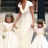 Herzogin Catherines Schwester Pippa Middleton ist mit Sicherheit die bekannteste Brautjungfer der letzten Jahre, und das liegt natürlich auch an ihrem fließenden, schlichten Brautjungfernkleid, in dem besonders ihre schöne Rückseite für Aufsehen sorgte.
