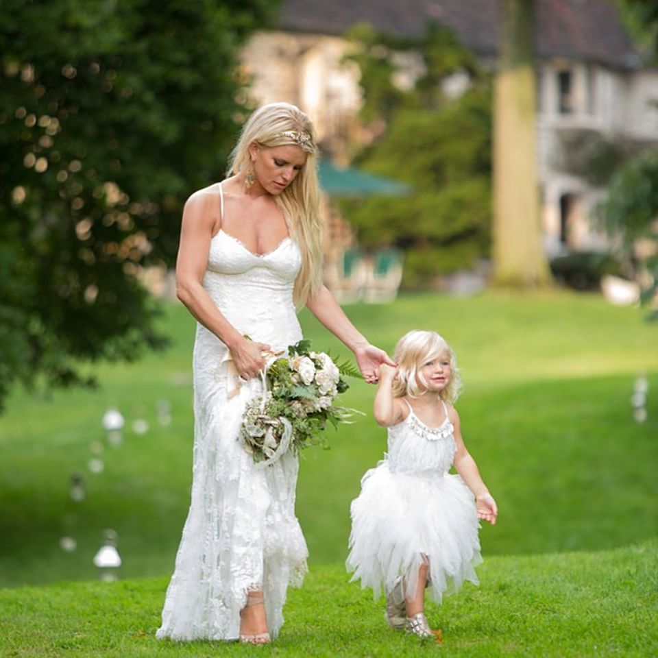 Brautjungfer und Blumenmädchen: Jessica Simpson zeigt ihren Instagram-Followern im September 2014 ihren Lieblingsmoment der Hochzeit ihrer Schwester Ashlee mit Evan Ross.
