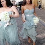 Im romantischen, hellblauen Chiffon-Dress und barfuß ist Eva Longoria unterwegs zur Hochzeit ihrer Freundin Alina Melissa Peralta mit Manuel Gutierrez im spanischen Cordoba.