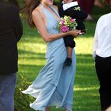Auch Angelina Jolie war 2004 schon mal Brautjungfer, und im hellblauen Neckholder-Dress sah sie dabei auch ganz bezaubernd aus. Fast so bezaubernd wie ihr damals zweijähriger Sohn Maddox im Mini-Tuxedo.
