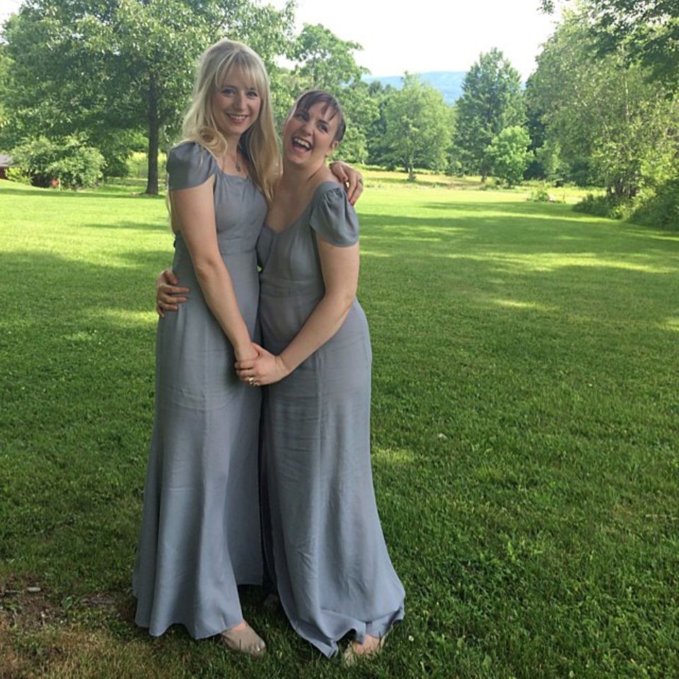 Bei der Hochzeit ihrer besten Freundin Isabel Halley zeigten sich Lena Dunham und die anderen Brautjungfern in zarten, grauen Kleidern.