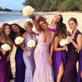 Rihanna sorgt bei der Hochzeit ihrer Assistentin Jennifer Morales auf Hawaii für mächtig gute Laune. Im zarten Chiffon-Dress mit Spitze war sie unter allen anderem Brautjungfern sicher die auffälligste.