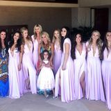 Für die Hochzeit ihrer Cousine Brooke in Cabo San Lucas sind gleich beide Hilton-Schwestern als Brautjungfern in tiefausgeschnittenen, knallig fliederfarbenen Kleidern mit dabei.